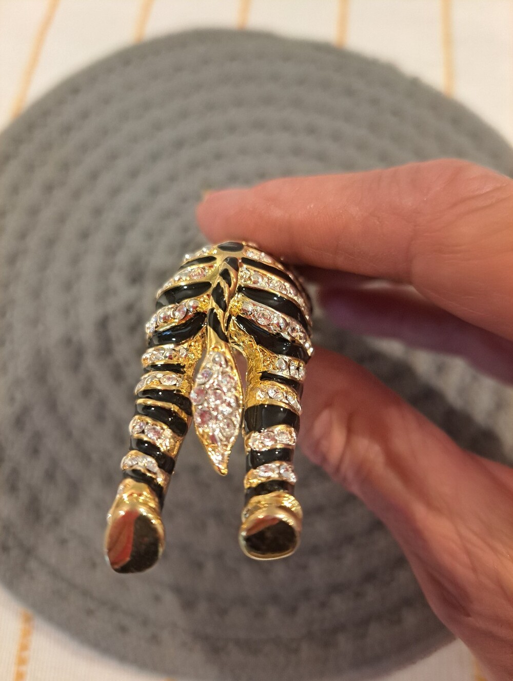 Vtg Joanna Buchanan Zebra Shoulder Brooch Gold Emerald Rhinestones Enamel. New - Picture 4 of 8